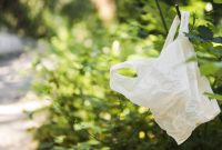 Ilustrasi kenaikan harga plastik yang berdampak pada industri dan mendorong transisi menuju ekonomi hijau serta sirkular. ( foto Freepik)