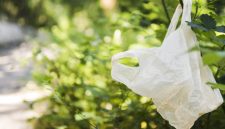 Ilustrasi kenaikan harga plastik yang berdampak pada industri dan mendorong transisi menuju ekonomi hijau serta sirkular. ( foto Freepik)