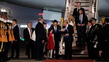 Foto: Presiden AS Donald Trump tiba di Beijing bersama Elon Musk dan Eric Trump, China, 13 Mei 2026. (REUTERS/Evan Vucci)
