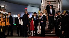 Foto: Presiden AS Donald Trump tiba di Beijing bersama Elon Musk dan Eric Trump, China, 13 Mei 2026. (REUTERS/Evan Vucci)