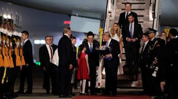 Foto: Presiden AS Donald Trump tiba di Beijing bersama Elon Musk dan Eric Trump, China, 13 Mei 2026. (REUTERS/Evan Vucci)
