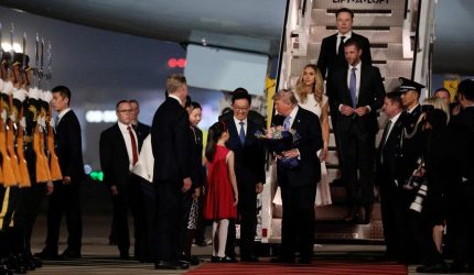 Donald Trump tiba di Beijing bersama Elon Musk dan Eric Trump dalam kunjungan ke China tahun 2026.
