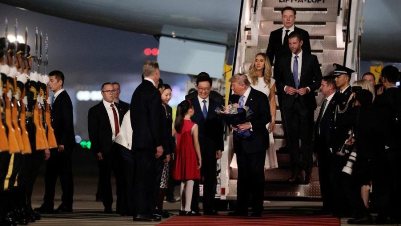 Foto: Presiden AS Donald Trump tiba di Beijing bersama Elon Musk dan Eric Trump, China, 13 Mei 2026. (REUTERS/Evan Vucci)