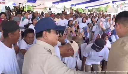 Presiden Prabowo Subianto meninjau Kampung Nelayan Merah Putih di Gorontalo, menyapa dan menyalami warga, serta meminta Paspampres menepi agar dapat berinteraksi lebih dekat dengan masyarakat.