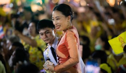 Putri Mahkota Thailand Bajrakitiyabha Mahidol dalam foto potret resmi mengenakan busana kerajaan formal dengan latar sederhana.