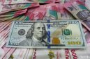 Lembaran uang dolar Amerika Serikat pecahan 100 dolar berada di atas tumpukan uang rupiah, menggambarkan penguatan dolar AS terhadap rupiah di pasar keuangan.(Ilustrasi/Foto: Gilang Faturahman/detikFoto)