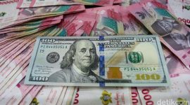 Lembaran uang dolar Amerika Serikat pecahan 100 dolar berada di atas tumpukan uang rupiah, menggambarkan penguatan dolar AS terhadap rupiah di pasar keuangan.(Ilustrasi/Foto: Gilang Faturahman/detikFoto)