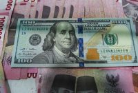 Ilustrasi dolar AS dan rupiah yang menunjukkan pergerakan nilai tukar di pasar keuangan.(Ilustrasi/Foto: Gilang Faturahman/detikfoto)