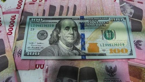 Ilustrasi dolar AS dan rupiah yang menunjukkan pergerakan nilai tukar di pasar keuangan.(Ilustrasi/Foto: Gilang Faturahman/detikfoto)