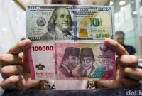 Ilustrasi perbandingan dolar AS dan rupiah di tengah pelemahan nilai tukar rupiah