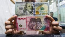 Ilustrasi perbandingan dolar AS dan rupiah di tengah pelemahan nilai tukar rupiah