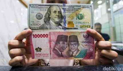 Perbandingan uang dolar AS dan rupiah yang menunjukkan pelemahan nilai tukar