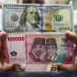 Ilustrasi perbandingan dolar AS dan rupiah di tengah pelemahan nilai tukar rupiah