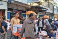 Warga memadati toko genset di Jalan Pandu, Medan, akibat pemadaman listrik berkepanjangan.