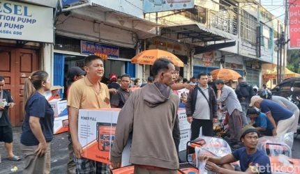 Warga Medan membeli genset di toko saat pemadaman listrik