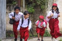 Murid dari berbagai daerah melakukan pendaftaran SPMB 2026 berbasis digital untuk mendapatkan akses pendidikan yang setara.
