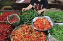 Cabai di pasar tradisional sebagai komoditas pangan yang mengalami fluktuasi harga.