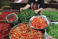 Cabai di pasar tradisional sebagai komoditas pangan yang mengalami fluktuasi harga.