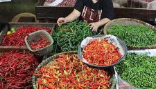 Cabai di pasar tradisional sebagai komoditas pangan yang mengalami fluktuasi harga.