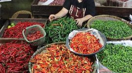 Cabai di pasar tradisional sebagai komoditas pangan yang mengalami fluktuasi harga.