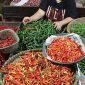 Cabai di pasar tradisional sebagai komoditas pangan yang mengalami fluktuasi harga.