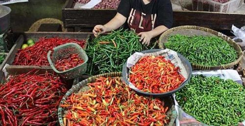 Cabai di pasar tradisional sebagai komoditas pangan yang mengalami fluktuasi harga.
