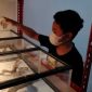 Muhammad Rizky menunjukkan salah satu kadal hasil budidayanya yang kini menjadi sumber penghasilan.