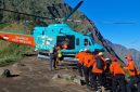 Tim SAR Mataram mengevakuasi turis Malaysia yang jatuh di Gunung Rinjani ke atas helikopter lalu diterbangkan ke Bali, Selasa pagi (26/5/2026). (Dok. SAR Mataram)