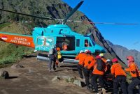 Tim SAR Mataram mengevakuasi turis Malaysia yang jatuh di Gunung Rinjani ke atas helikopter lalu diterbangkan ke Bali, Selasa pagi (26/5/2026). (Dok. SAR Mataram)