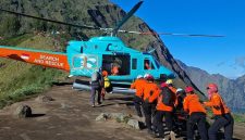 Tim SAR Mataram mengevakuasi turis Malaysia yang jatuh di Gunung Rinjani ke atas helikopter lalu diterbangkan ke Bali, Selasa pagi (26/5/2026). (Dok. SAR Mataram)