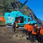 Tim SAR Mataram mengevakuasi turis Malaysia yang jatuh di Gunung Rinjani ke atas helikopter lalu diterbangkan ke Bali, Selasa pagi (26/5/2026). (Dok. SAR Mataram)