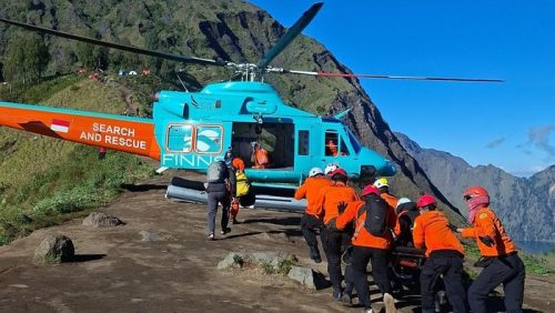 Tim SAR Mataram mengevakuasi turis Malaysia yang jatuh di Gunung Rinjani ke atas helikopter lalu diterbangkan ke Bali, Selasa pagi (26/5/2026). (Dok. SAR Mataram)