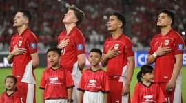 Pemain Timnas Indonesia saat menyanyikan lagu Indonesia Raya. (ANTARA FOTO/Hafidz Mubarak A)
