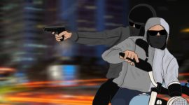 Ilustrasi pelaku begal menyerang pengendara motor pada malam hari