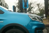Sebuah kendaraan listrik melakukan pengisian daya di stasiun charging, mencerminkan tren peningkatan penggunaan EV(Foto :carnewschina.com)