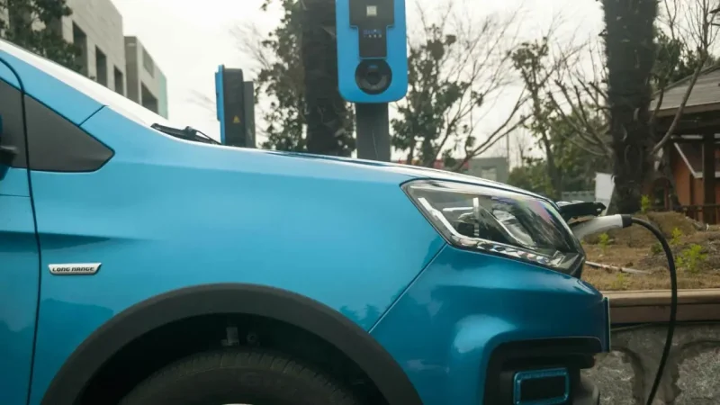 Sebuah kendaraan listrik melakukan pengisian daya di stasiun charging, mencerminkan tren peningkatan penggunaan EV(Foto :carnewschina.com)