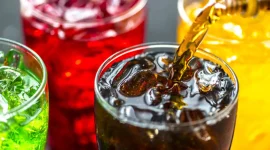 Ilustrasi berbagai minuman pagi seperti kopi, teh, jus, dan soda di atas meja (Foto : pexels.com/Jim )