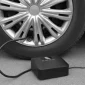 Pompa angin elektrik portable mengisi ban mobil di jalan(NewAfrica/Depositphotos)