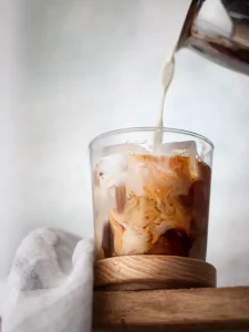 Ilustrasi berbagai minuman pagi seperti kopi, teh, jus, dan soda di atas meja