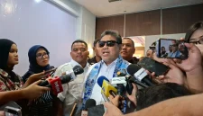 Presiden KSPI Said Iqbal menyampaikan pernyataan kepada media soal potensi PHK akibat relokasi pabrik.(Foto: Liputan6.com/Arief Rachman Hakim)