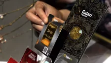 Tampilan emas batangan Antam, UBS, dan Galeri 24 yang dijual di Pegadaian. Pada 6 Juni 2026, harga emas tercatat turun di semua ukuran.( Investor Daily/David Gita Roza
)