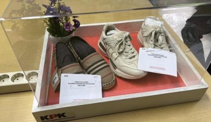 KPK memamerkan barang mewah rampasan korupsi berupa sepatu bermerek dan ikat pinggang yang akan dilelang di Gedung Rupbasan KPK Jakarta Timur.