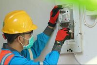    Seorang teknisi listrik memeriksa dan melakukan pengecekan pada meteran listrik untuk memastikan instalasi berjalan dengan aman.                                           
(Foto : Dok. PT PLN)
