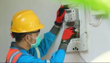    Seorang teknisi listrik memeriksa dan melakukan pengecekan pada meteran listrik untuk memastikan instalasi berjalan dengan aman.                                           
(Foto : Dok. PT PLN)