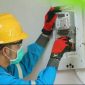    Seorang teknisi listrik memeriksa dan melakukan pengecekan pada meteran listrik untuk memastikan instalasi berjalan dengan aman.                                           
(Foto : Dok. PT PLN)