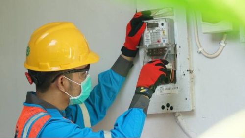   Seorang teknisi listrik memeriksa dan melakukan pengecekan pada meteran listrik untuk memastikan instalasi berjalan dengan aman.                                           
(Foto : Dok. PT PLN)