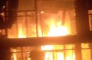 Rumah orang tua Asraf, mantan Pj Bupati Kerinci, ludes terbakar di Desa Sebukar, Jumat (5/6/2026). Foto: Tangkapan layar