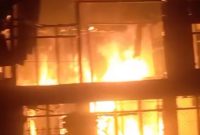 Rumah orang tua Asraf, mantan Pj Bupati Kerinci, ludes terbakar di Desa Sebukar, Jumat (5/6/2026). Foto: Tangkapan layar