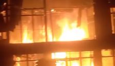 Rumah orang tua Asraf, mantan Pj Bupati Kerinci, ludes terbakar di Desa Sebukar, Jumat (5/6/2026). Foto: Tangkapan layar