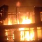 Rumah orang tua Asraf, mantan Pj Bupati Kerinci, ludes terbakar di Desa Sebukar, Jumat (5/6/2026). Foto: Tangkapan layar